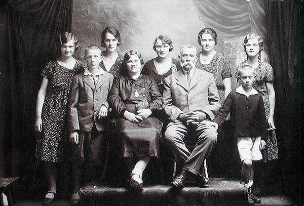 Rodzina wielodzietna, początek XX wieku (foto) autorstwa Photographer Austrian