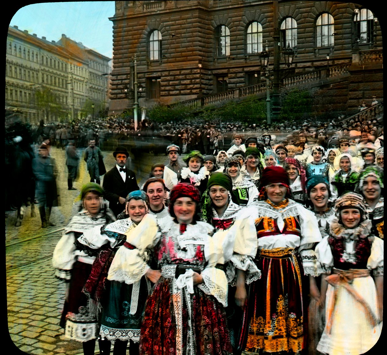 Młode kobiety w strojach narodowych, Plac Wacława, Praga, Czechosłowacja, ok. 1921 (zdjęcie) autorstwa Photographer Czech