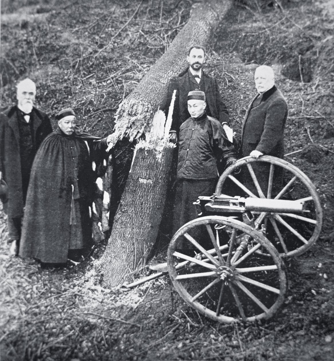 Hiram Maxim demonstruje siłę swojej broni chińskim urzędnikom państwowym (zdjęcie czarno-białe) autorstwa Photographer English
