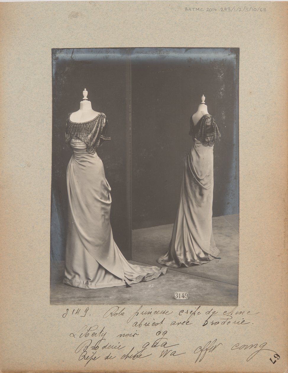 Strona albumu: House of Worth, suknia balowa autorstwa Photographer French