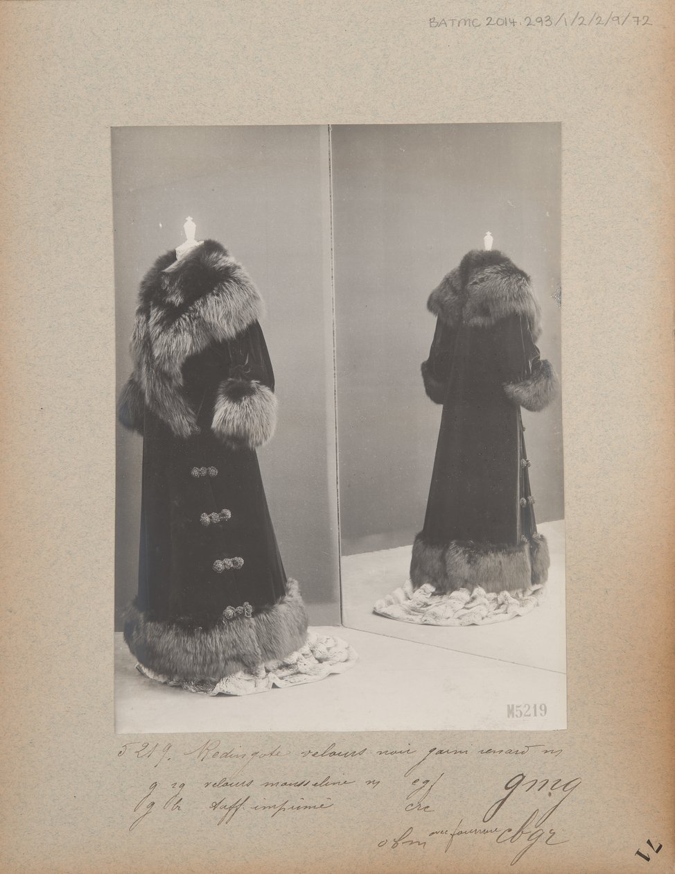 Strona albumu: House of Worth, płaszcz (Redingote) autorstwa Photographer French