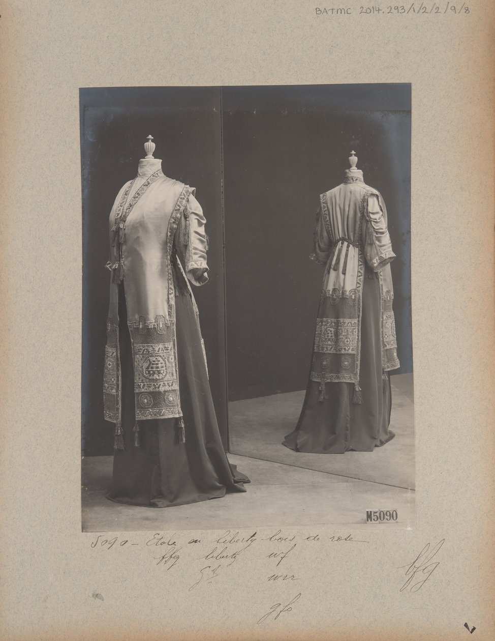 Strona albumu: House of Worth, kurtka autorstwa Photographer French