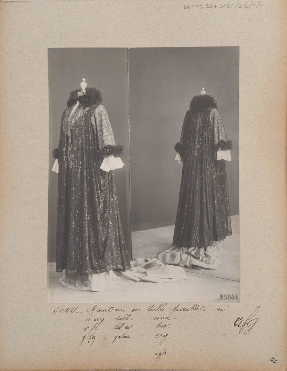 Strona albumu: House of Worth, Mantle autorstwa Photographer French