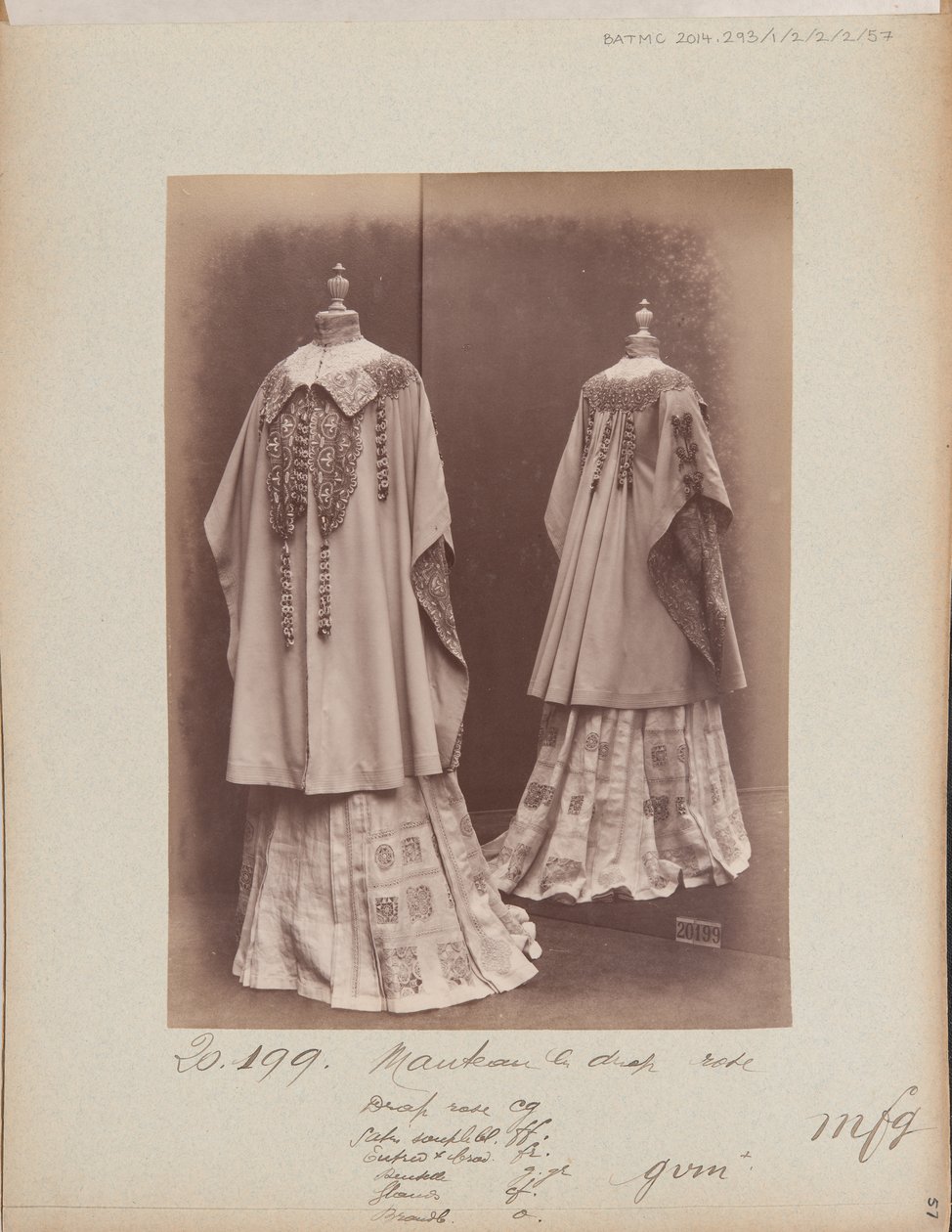 Strona albumu: House of Worth, Mantle autorstwa Photographer French
