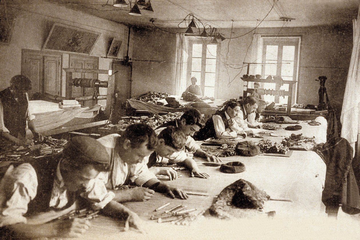 Fabryka Gobelinów Aubusson, Francja, ok. 1930 r. 1900 (zdjęcie czarno-białe) autorstwa Photographer French