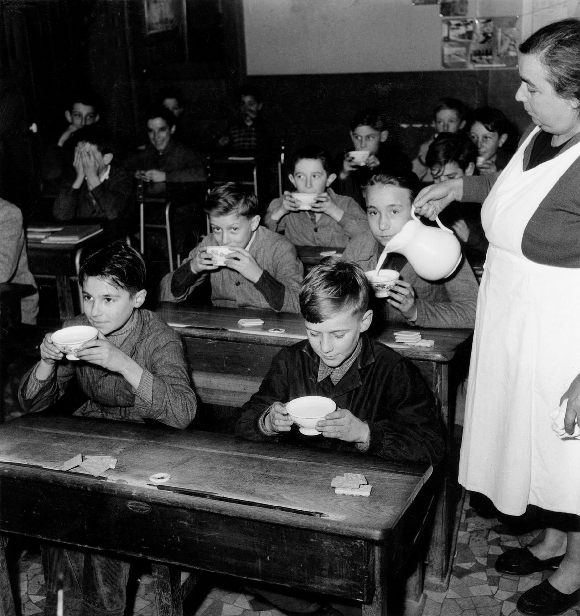 Bezpłatne mleko we francuskich szkołach, 8 grudnia 1954 (czarno-białe zdjęcie) autorstwa Photographer French