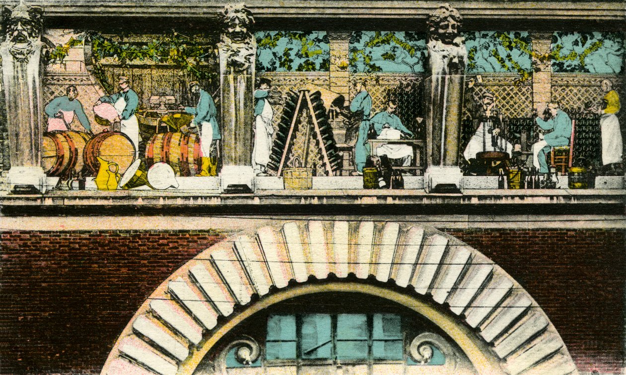 Fryz nad drzwiami przedstawiający różne etapy produkcji wina, Reims, rue de Mars, wejście do Maison des Champagnes Veuve Clicquot (Clicquot-Ponsardin) (kolorowa pocztówka) autorstwa Photographer French