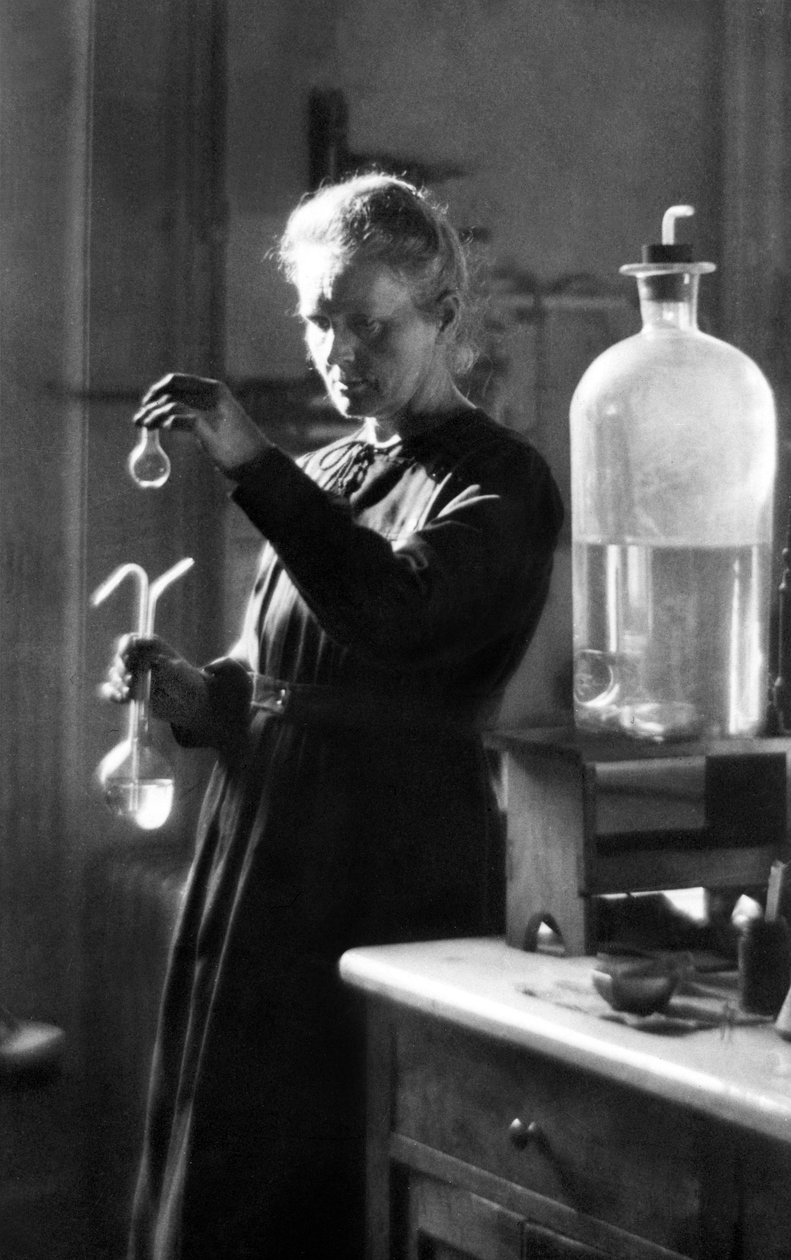 Maria Curie w swoim laboratorium w 1925 r. (zdjęcie czarno-białe) autorstwa Photographer French