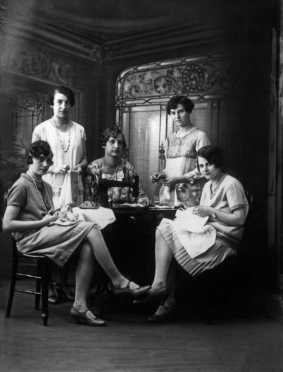 Warsztat krawiecki, ok. 1920 r. (zdjęcie czarno-białe) autorstwa Photographer French