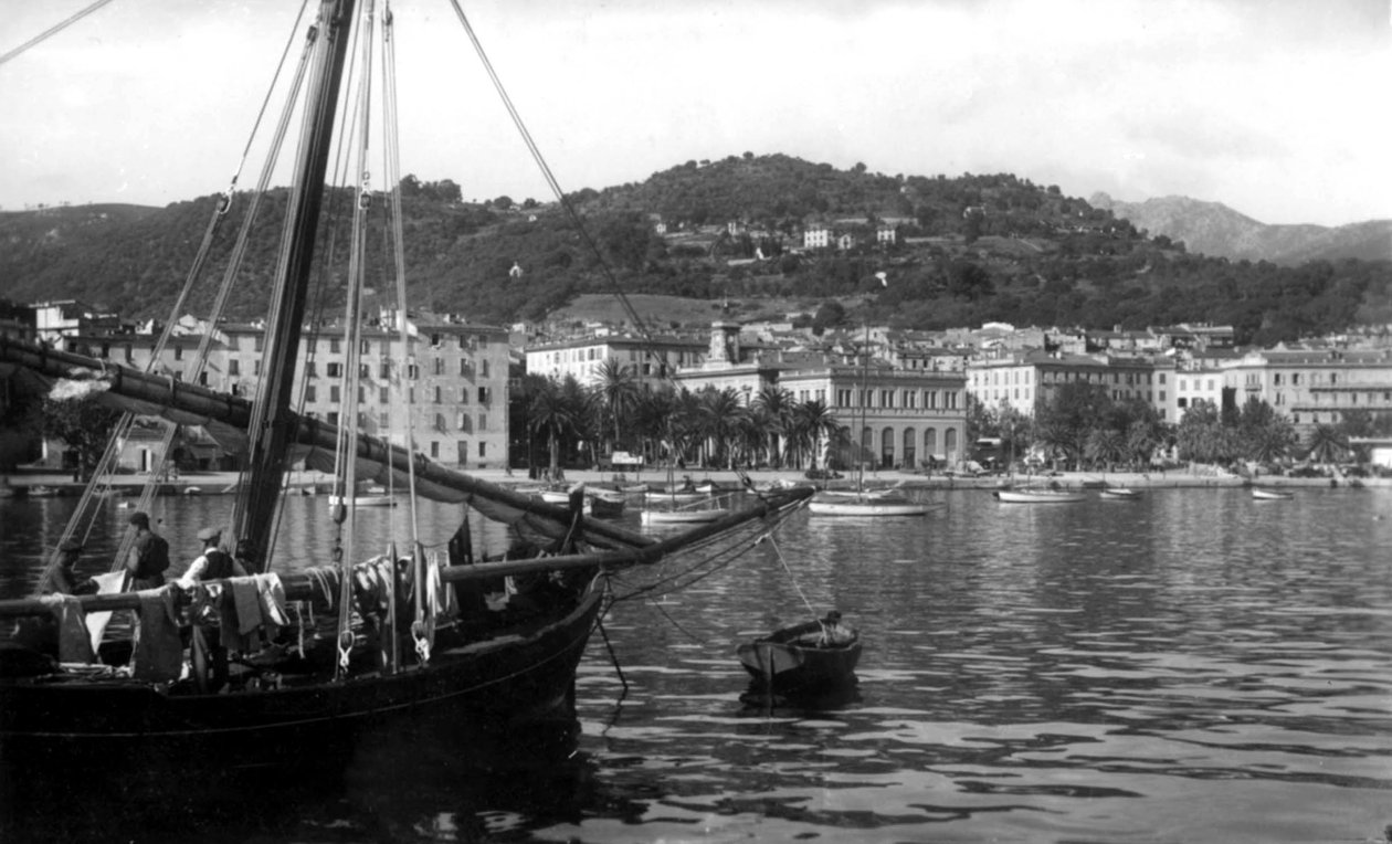 Widok na port Ajaccio, Korsyka, ok. 1930 r. (zdjęcie czarno-białe) autorstwa Photographer French
