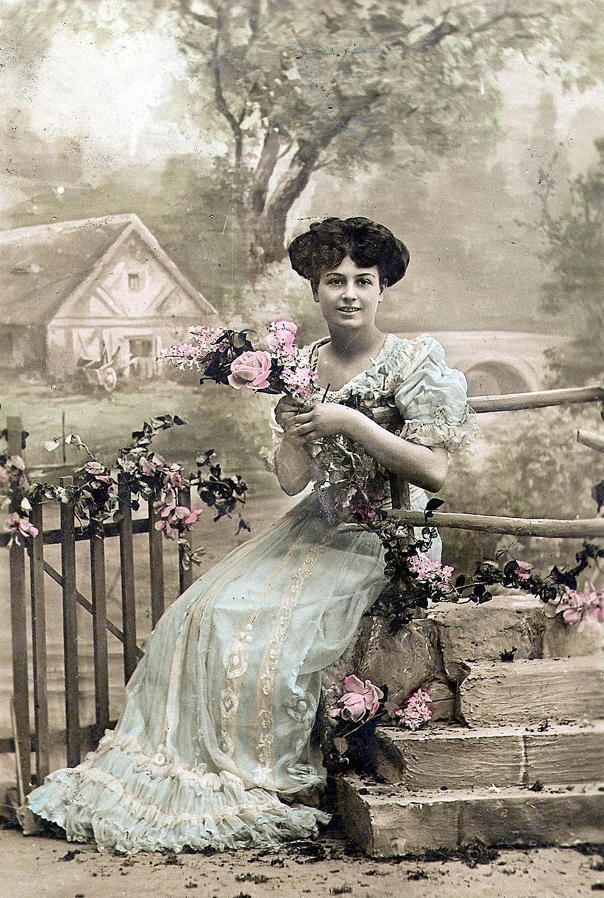 Kobieta z girlandą z kwiatów, pocztówka, ok. 1900 (fotografia ręcznie kolorowana) autorstwa Photographer French