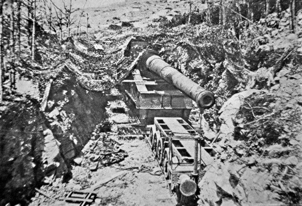 Big Bertha, jedna z kilku gigantycznych niemieckich armat zamontowanych na torach kolejowych podczas I wojny światowej autorstwa Photographer German