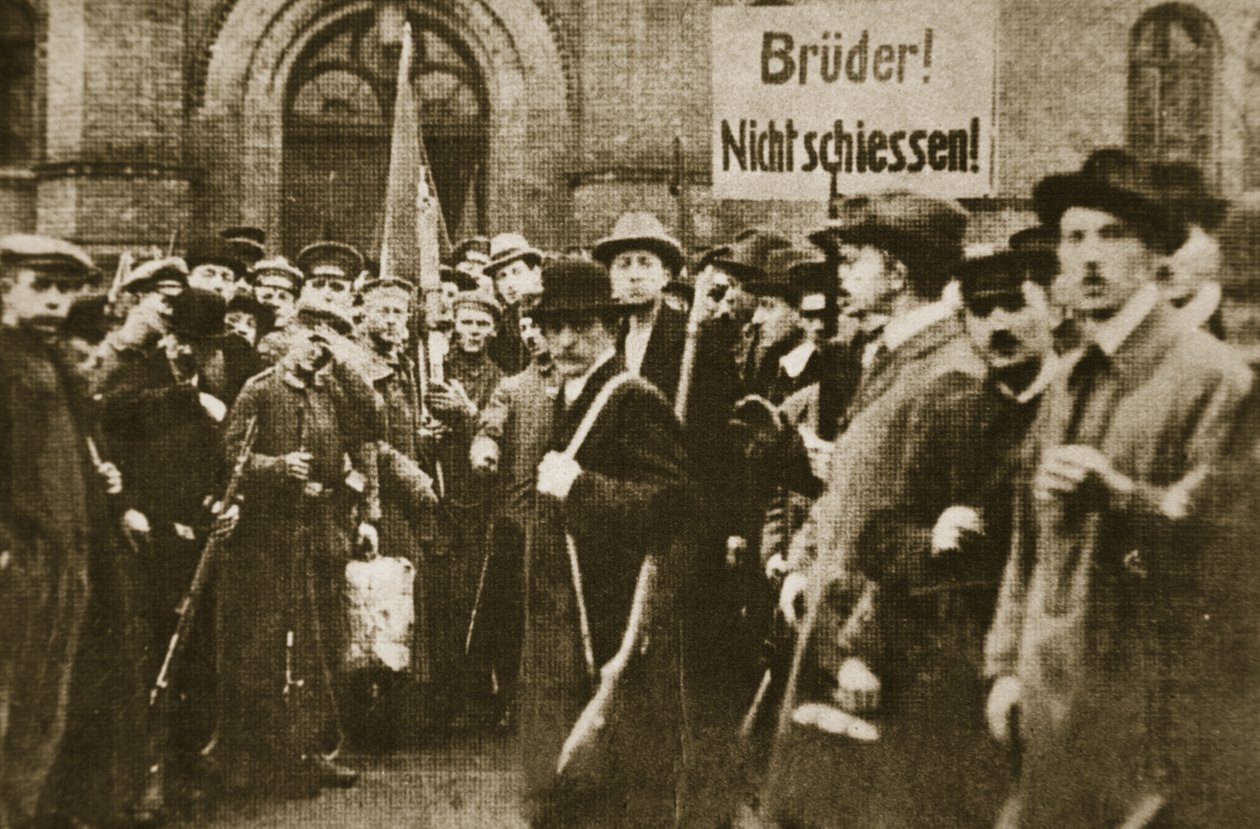 „Bracia, nie strzelajcie!”, protest w Berlinie, listopad 1918 (zdjęcie w sepii) autorstwa Photographer German