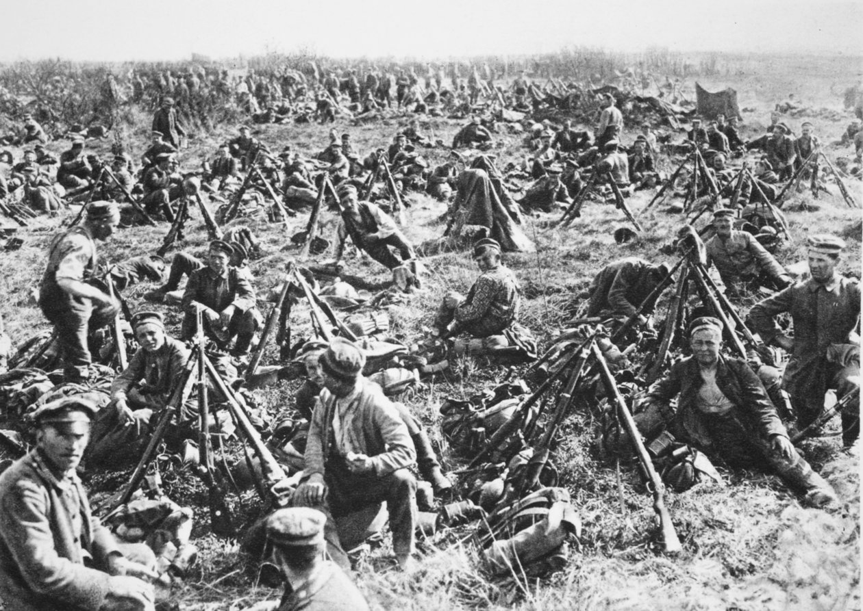 Z „Wielkiej wojny we Francji”: piechota niemiecka odpoczywająca przed Roupy, ok. 1918 (zdjęcie czarno-białe) autorstwa Photographer German