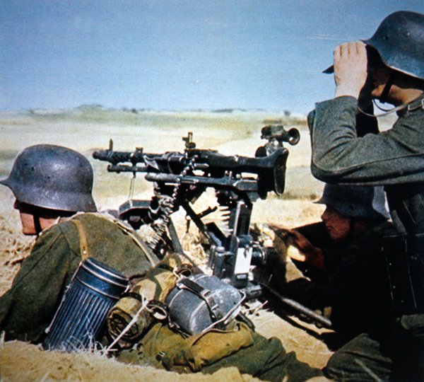 Niemiecki uniwersalny karabin maszynowy MG34 na statywie do prowadzenia ognia ciągłego (zdjęcie) autorstwa Photographer German