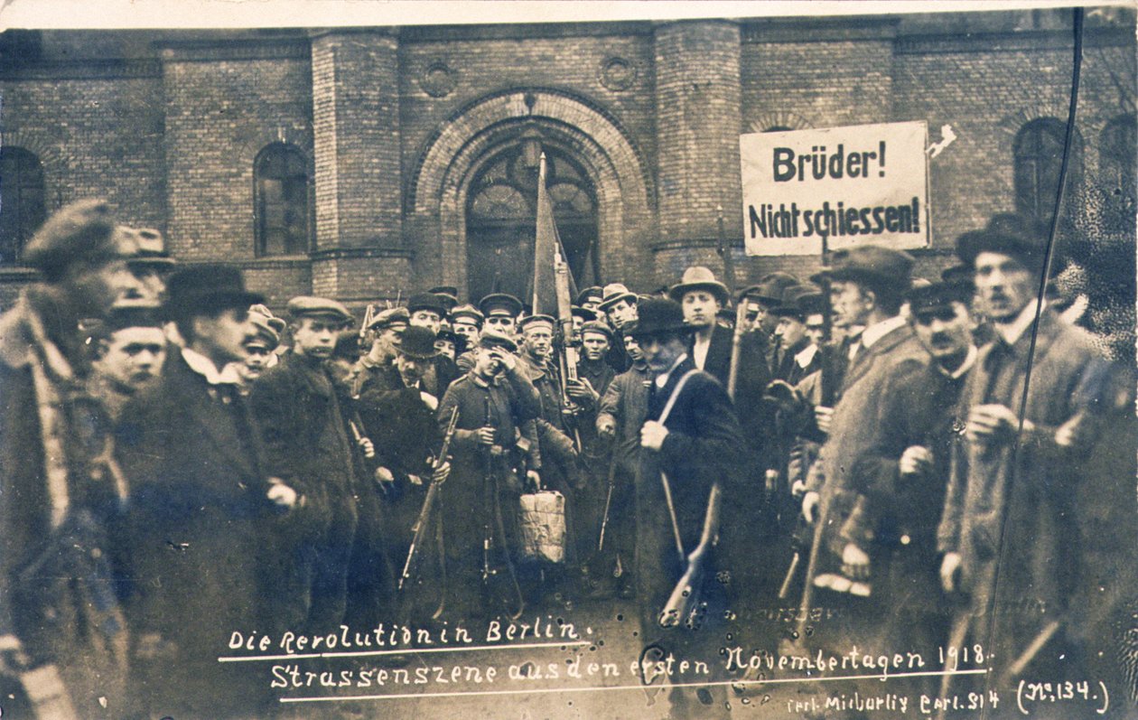 Niemieccy cywile i żołnierze w Berlinie, listopad 1918 (zdjęcie czarno-białe) autorstwa Photographer German
