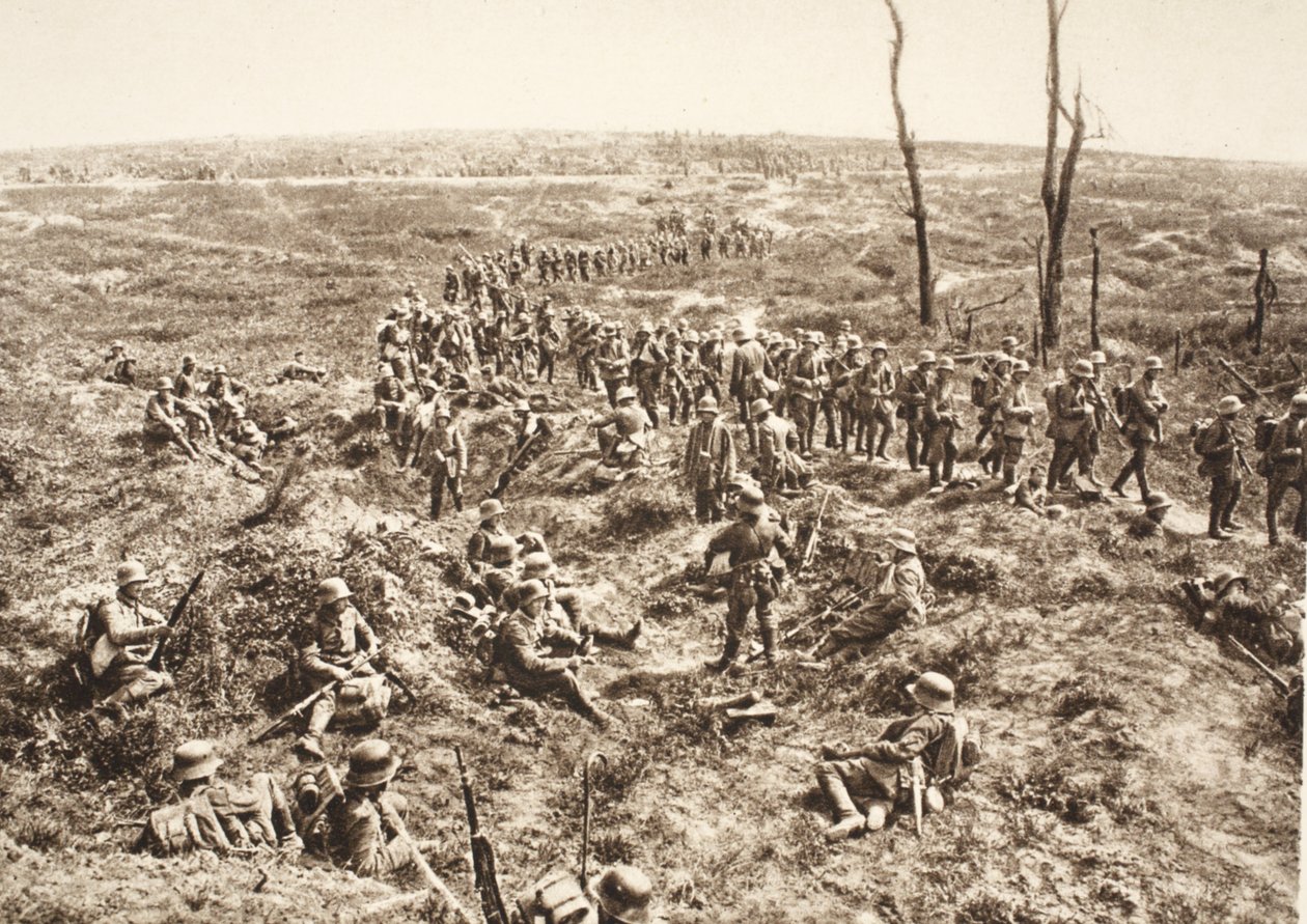 Niemiecka piechota przechodzi przez Chemin des Dames w ślad za wycofującym się nieprzyjacielem, 27 maja 1918 (zdjęcie czarno-białe) autorstwa Photographer German