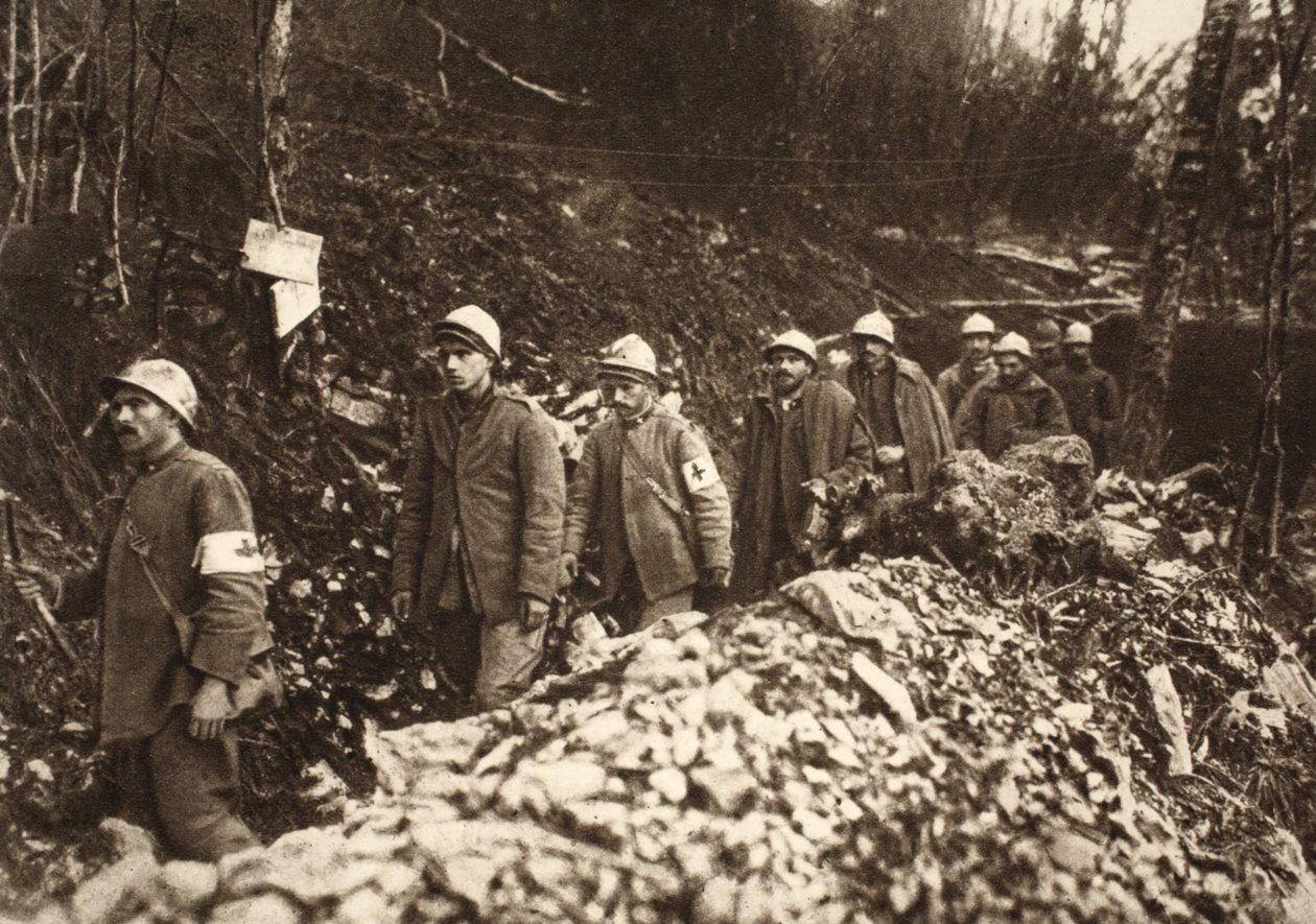 Włoscy jeńcy pod Tolmin poprowadzeni z powrotem przez własne pozycje pierwszego dnia bitwy, 24 października 1917 (zdjęcie czarno-białe) autorstwa Photographer German
