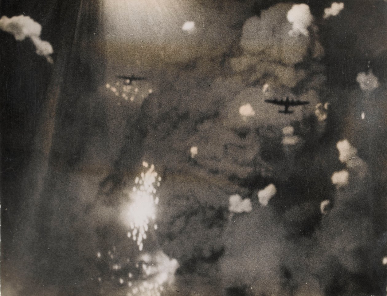 Zdjęcie zrobione, gdy Royal Air Force Lancastery zaatakowały Drezno (zdjęcie czarno-białe) autorstwa Photographer German