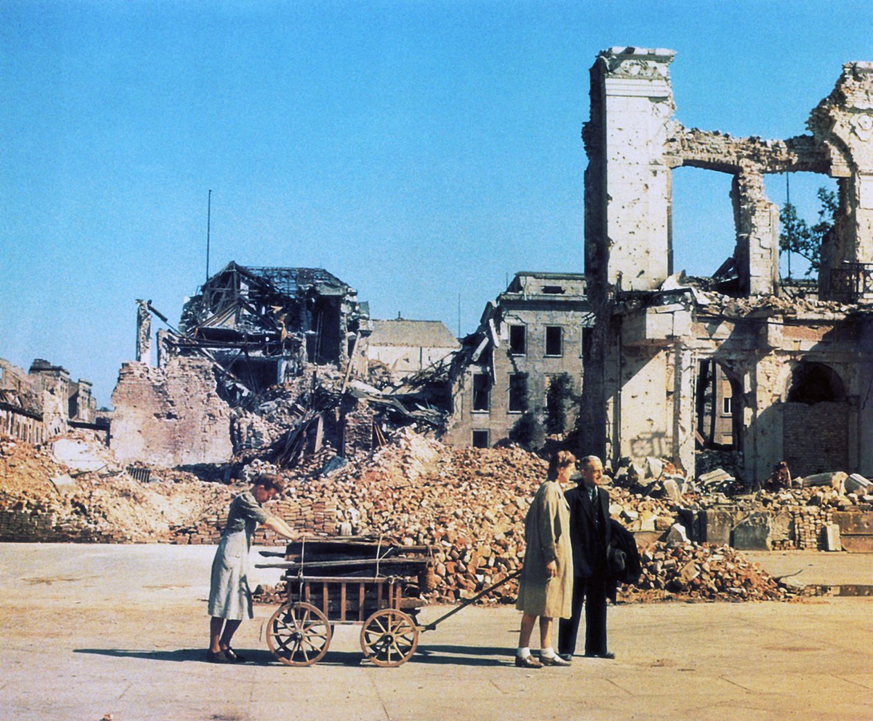 Uchodźcy w Berlinie, czerwiec 1945 (zdjęcie) autorstwa Photographer German