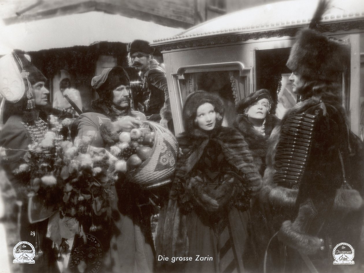Kadr z filmu "Szkarłatna cesarzowa" z Marleną Dietrich autorstwa Photographer German