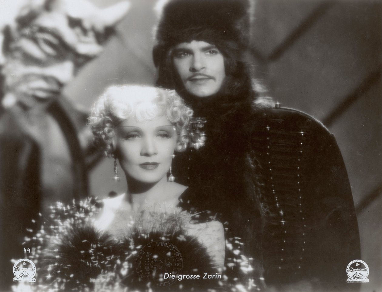 Kadr z filmu "Szkarłatna cesarzowa" z Marleną Dietrich i Johnem Lodge