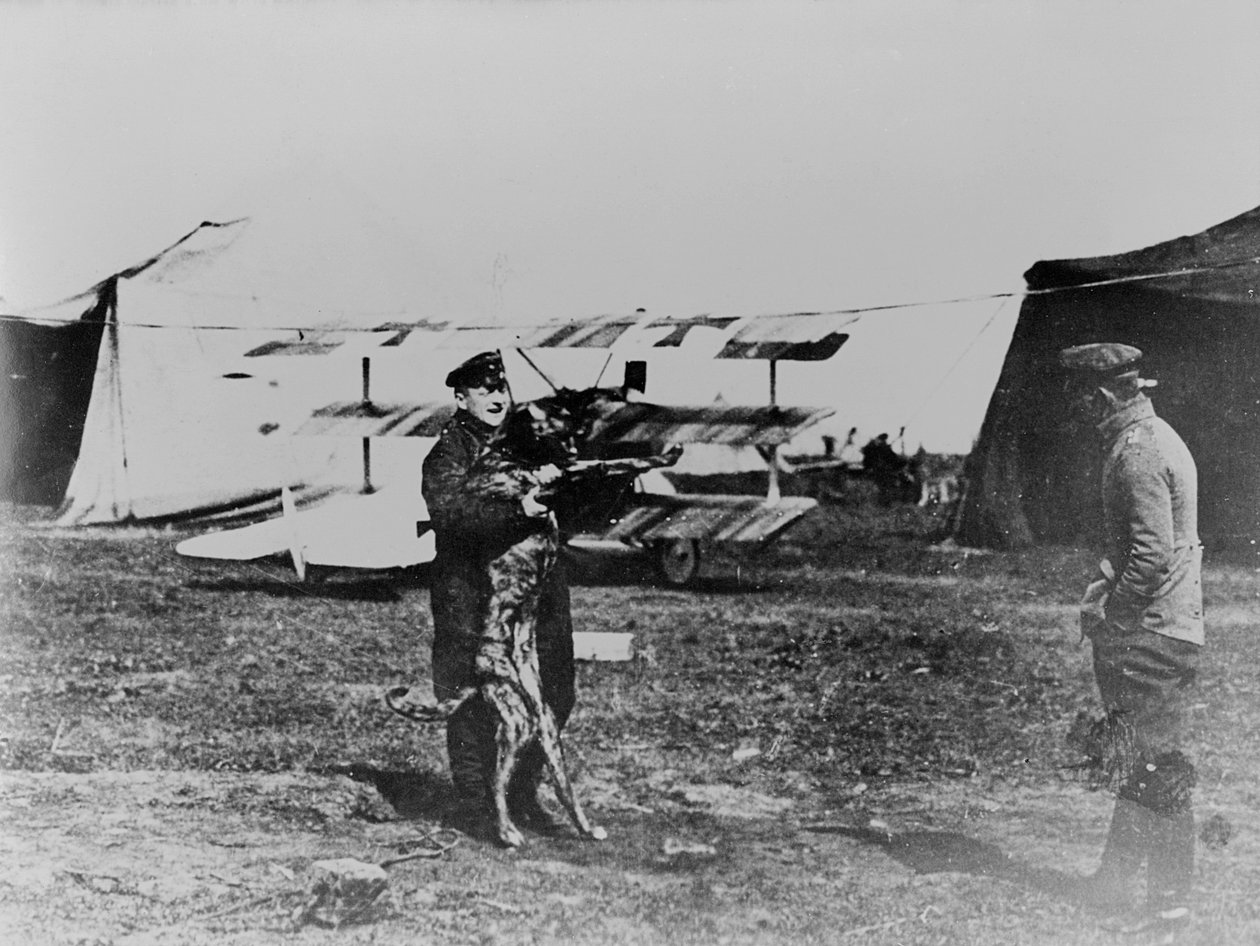 Czerwony Baron i jego pies (zdjęcie czarno-białe) autorstwa Photographer German