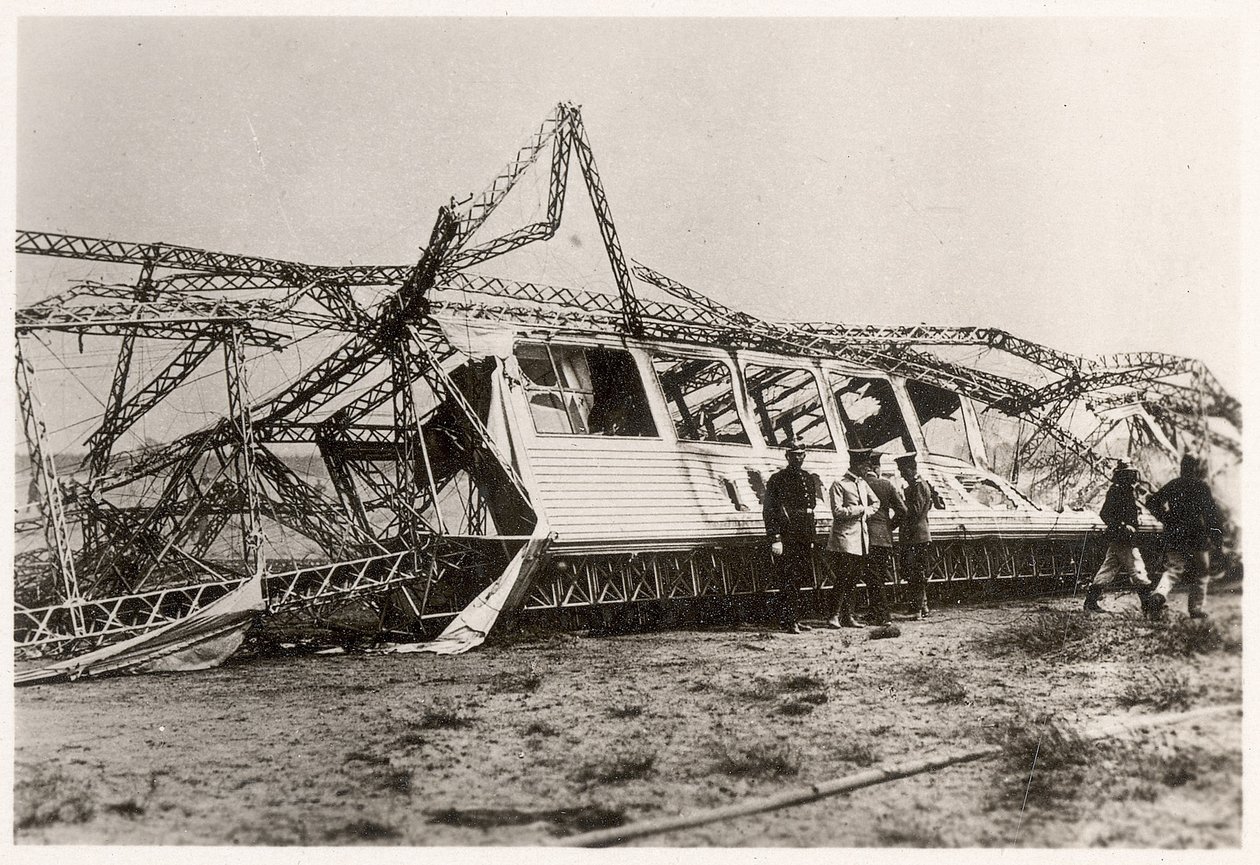 Ruiny Zeppelina LZ10 "Schwaben" po jego zniszczeniu 28 czerwca 1912 (zdjęcie czarno-białe) autorstwa Photographer German