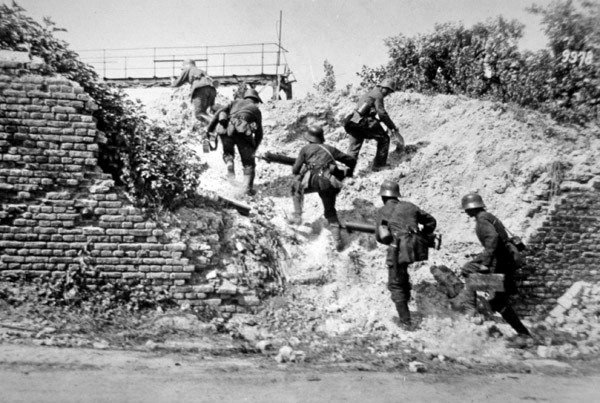 I wojna światowa niemiecka sekcja karabinów maszynowych posuwa się naprzód podczas bitwy o Aisne autorstwa Photographer German