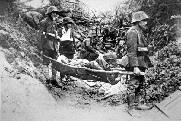 Żołnierze niemieccy z I wojny światowej niosący rannego towarzysza na improwizowanych noszach, niedaleko Soissons, czerwiec 1918 (zdjęcie czarno-białe) autorstwa Photographer German