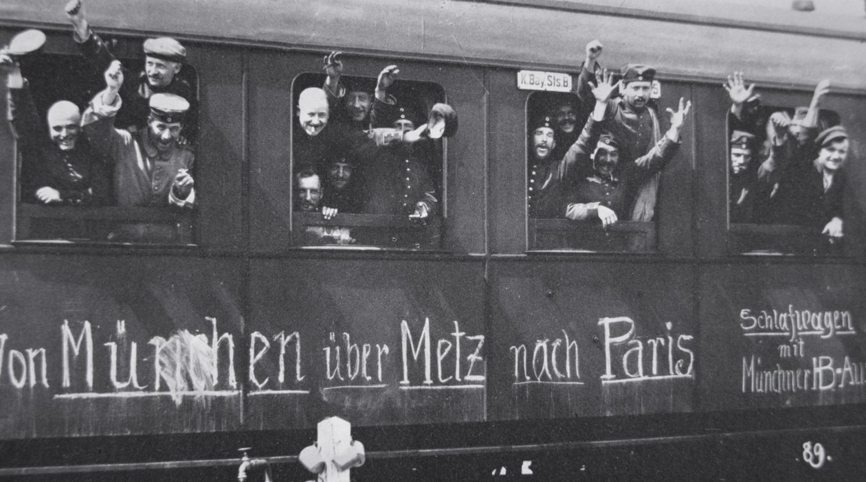 I wojny światowej wojska niemieckie wyjeżdżają na front w wagonie kolejowym z napisem „Z Monachium przez Metz do Paryża”, wrzesień 1914 (zdjęcie czarno-białe) autorstwa Photographer German