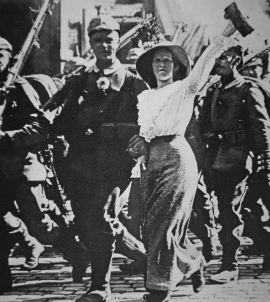 Wojska niemieckie z I wojny światowej maszerujące na wojnę, ich tuniki i karabiny ozdobione kwiatami z radosnego tłumu autorstwa Photographer German