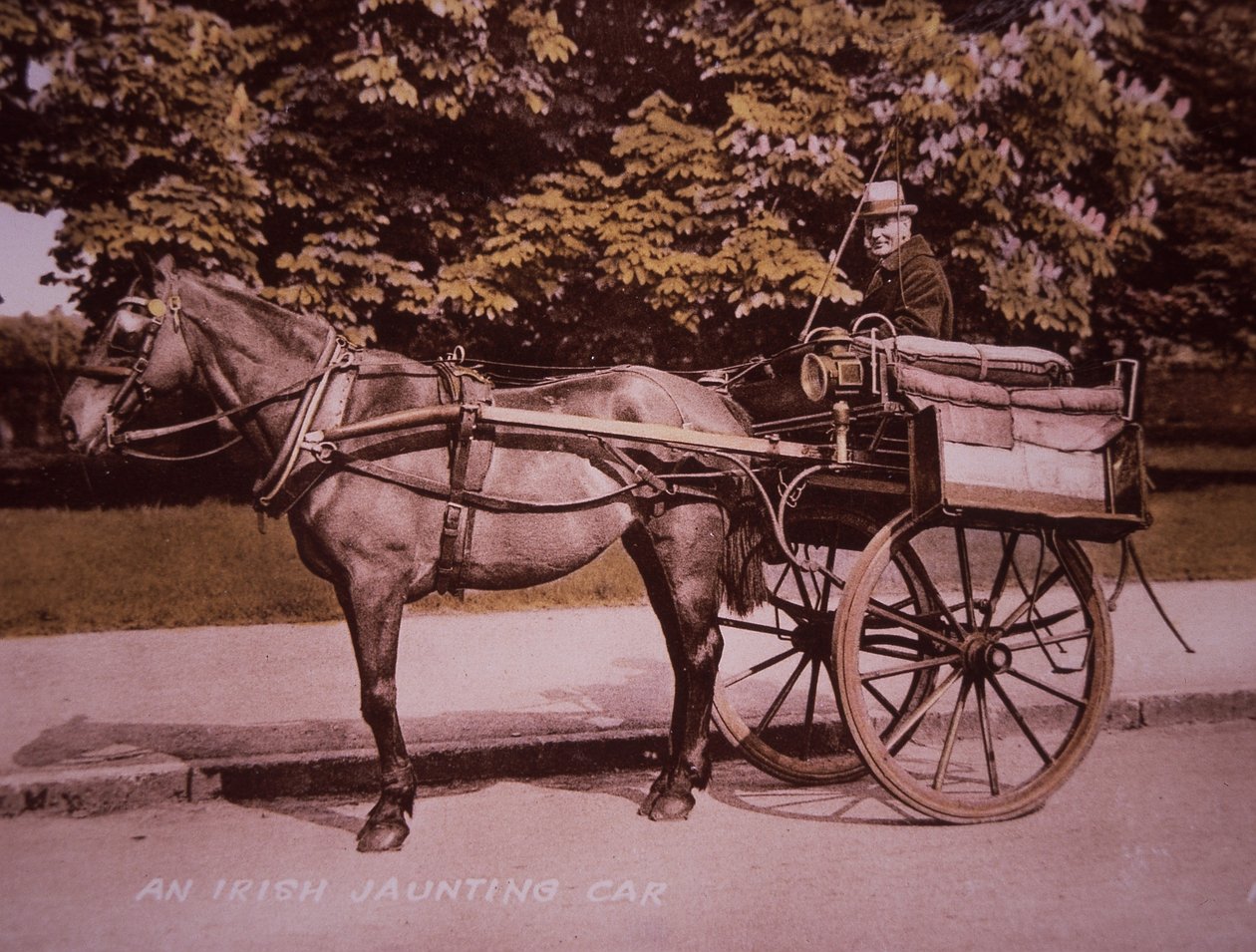 Irlandzki samochód jauntujący, ok. 1910 (ręcznie kolorowane czarno-białe zdjęcie) autorstwa Photographer Irish