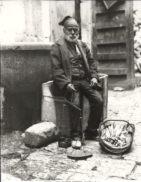 Sprzedawca ryb, z „Życia w Palermo” (zdjęcie czarno-białe) autorstwa Photographer Italian