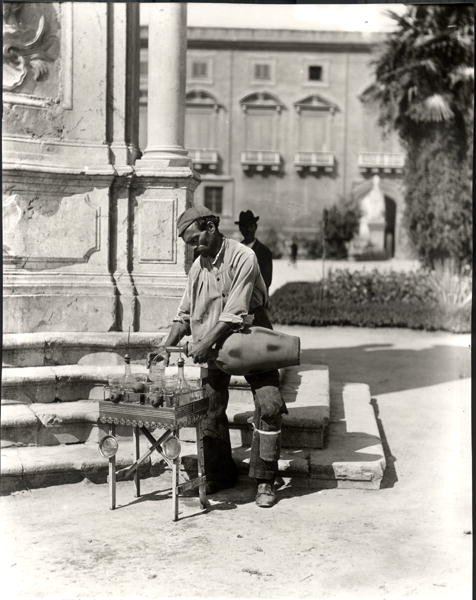 Sprzedawca wody, z „Life in Naples” (zdjęcie czarno-białe) autorstwa Photographer Italian