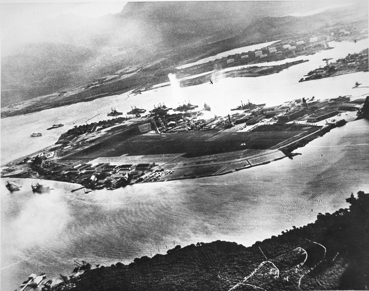 Widok z lotu ptaka na Ford Island i Battleship Row, Pearl Harbor, 7 grudnia 1941 (zdjęcie czarno-białe) autorstwa Photographer Japanese