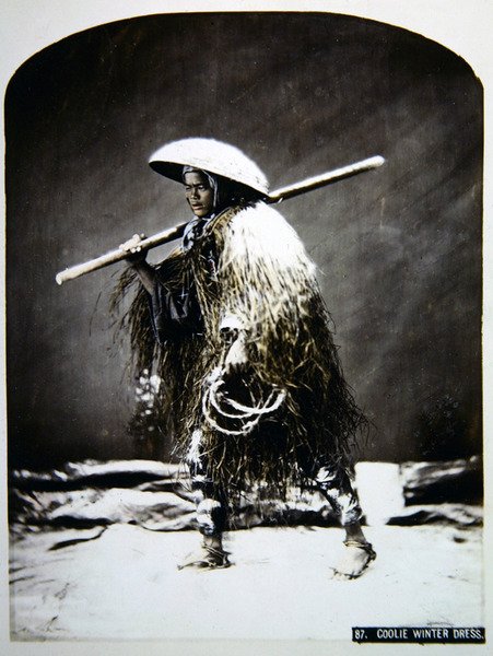 Japoński tragarz w zimowym stroju, ok. 1900 (kolorowe zdjęcie) autorstwa Photographer Japanese