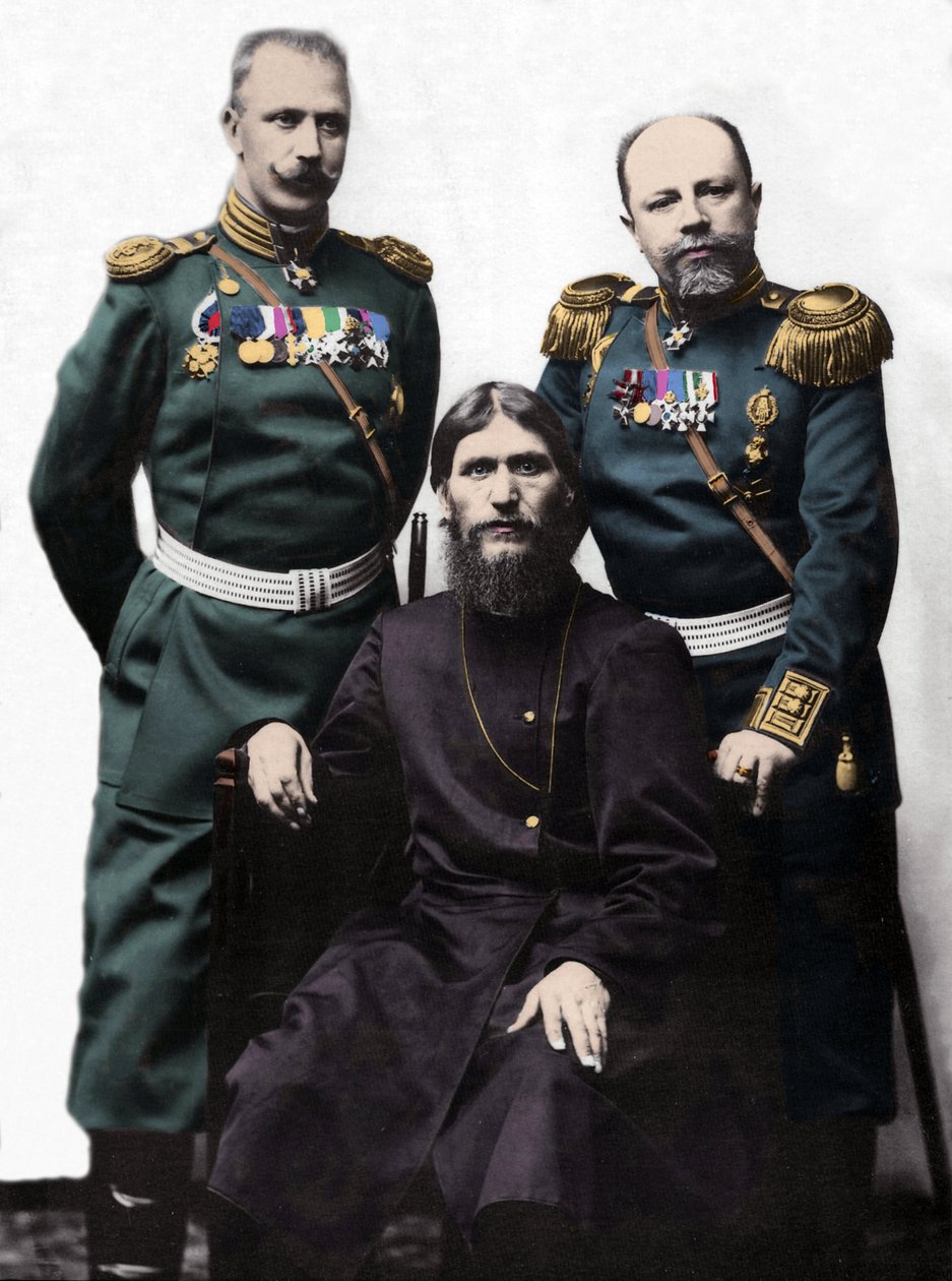 Grigorij (Grygorij) Lefimowicz Nowych, znany jako Rasputin (Rasputin) (1869-1916) z kapitanem von Lohmanem i księciem pułkownikiem Putiatinem. (Od lewej: książę Michaił Putiatin, Grigorij Rasputin i pułkownik D. Loman) autorstwa Photographer Russian