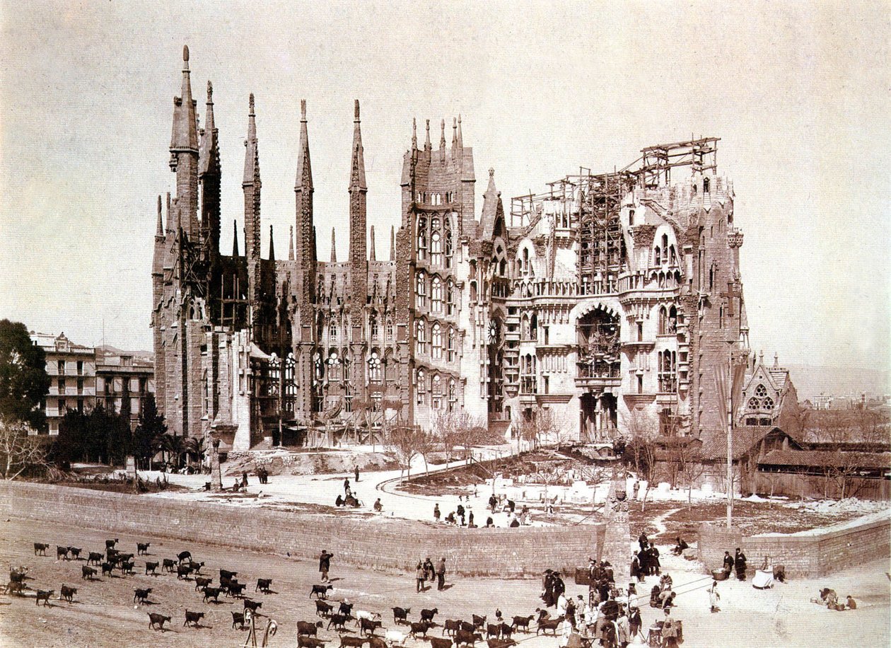 Widok na Sagrada Familia, Barcelona, ok. 1900 r. (zdjęcie czarno-białe) autorstwa Photographer Spanish