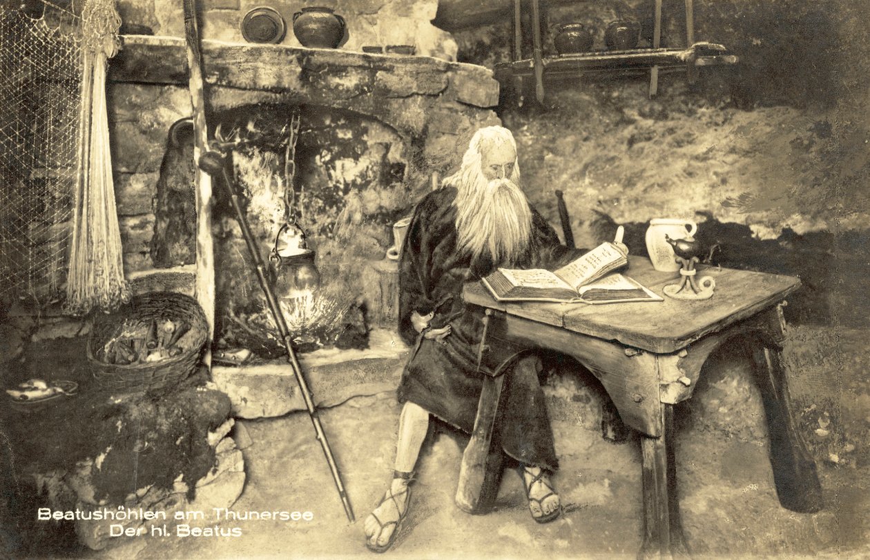 Figura św. Beatusa, jaskinie Beatus, Beatenberg, Szwajcaria (zdjęcie czarno-białe) autorstwa Photographer Swiss