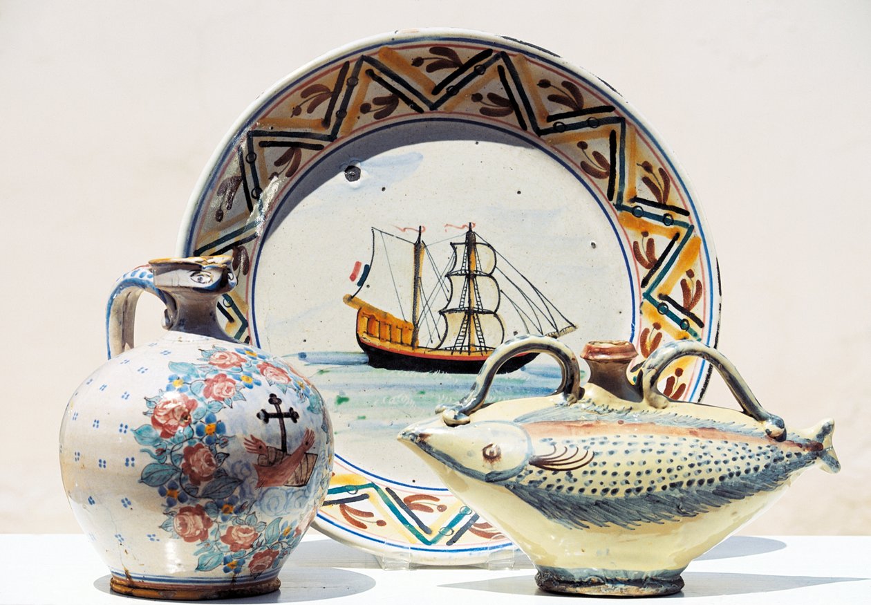 Artefakty wystawione w Muzeum Ceramiki Vietrisi, Vietri sul Mare, Kampania, Włochy autorstwa Blaise Nicolas Le Sueur