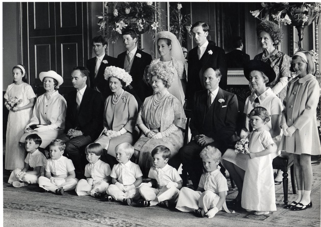 Grupowe zdjęcie ślubne Lorda Hartingtona i Amandy z królową HM i królową matką, 28 czerwca 1967 (zdjęcie czarno-białe) autorstwa Blaise Nicolas Le Sueur