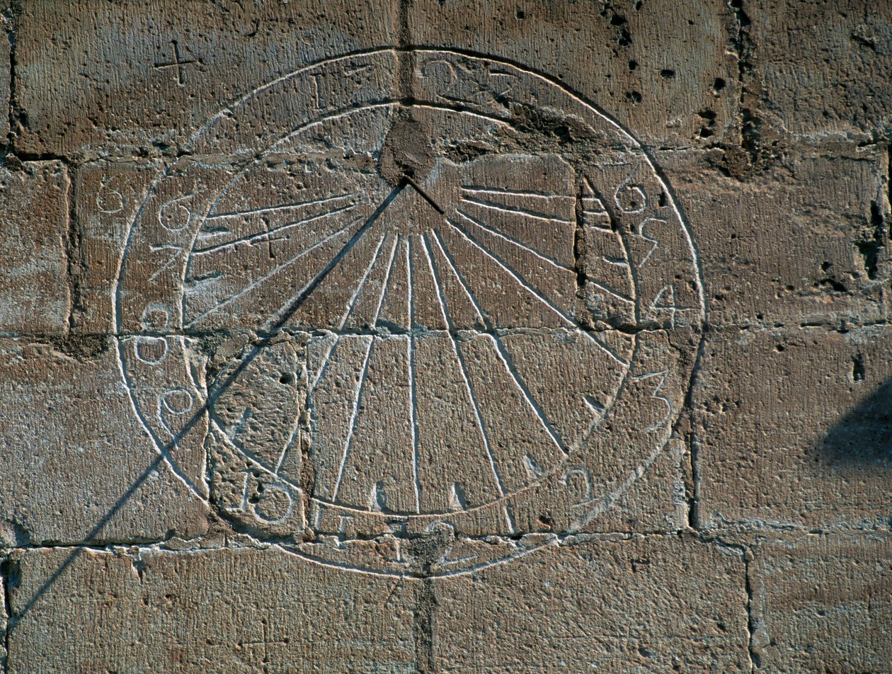 Zegar słoneczny, fragment z kościoła Santa Maria la Major, Montblanc, Katalonia. Szczegół. Hiszpania autorstwa Blaise Nicolas Le Sueur