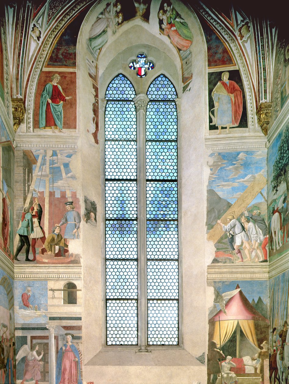 Widok ściany czołowej absydy z freskami z cyklu Legenda o Krzyżu, ukończony 1464 (po restauracji) autorstwa Piero della Francesca