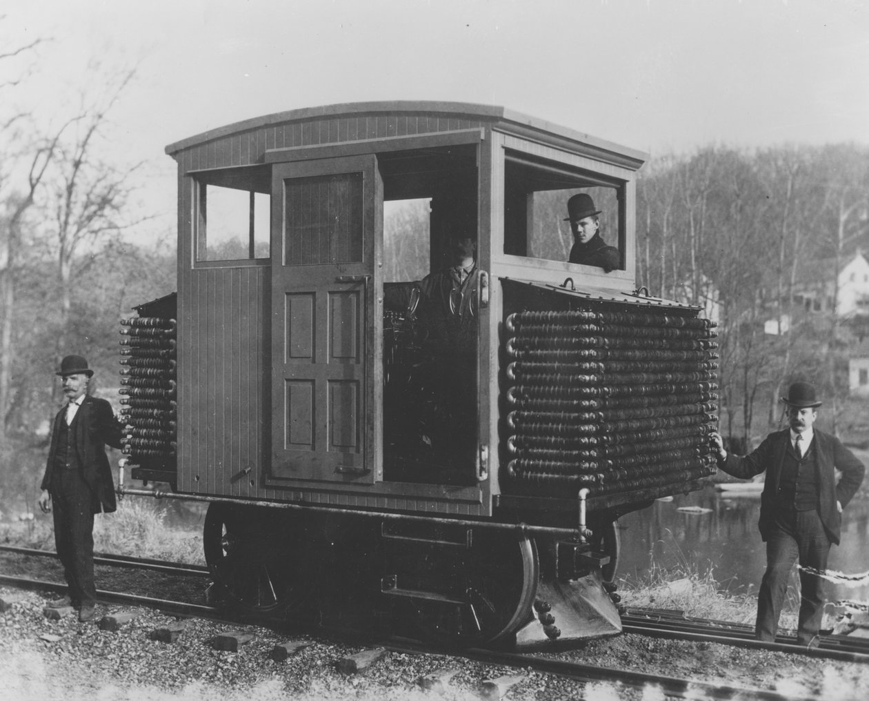 Silnik trakcyjny zaprojektowany przez pana Alfreda I. du Ponta, 1905 r. autorstwa Pierre A. Gentieu