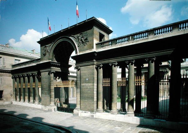 Widok na wejście do hotelu de Salm, Palais de la Legion dHonneur, zbudowanego w latach 1782-87 autorstwa Pierre II Rousseau