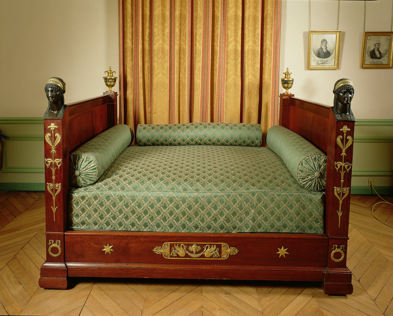 Łóżko Napoleona z pałacu cesarskiego w Bordeaux, 1804-15 (drewno i brąz) autorstwa Pierre Philippe Thomire