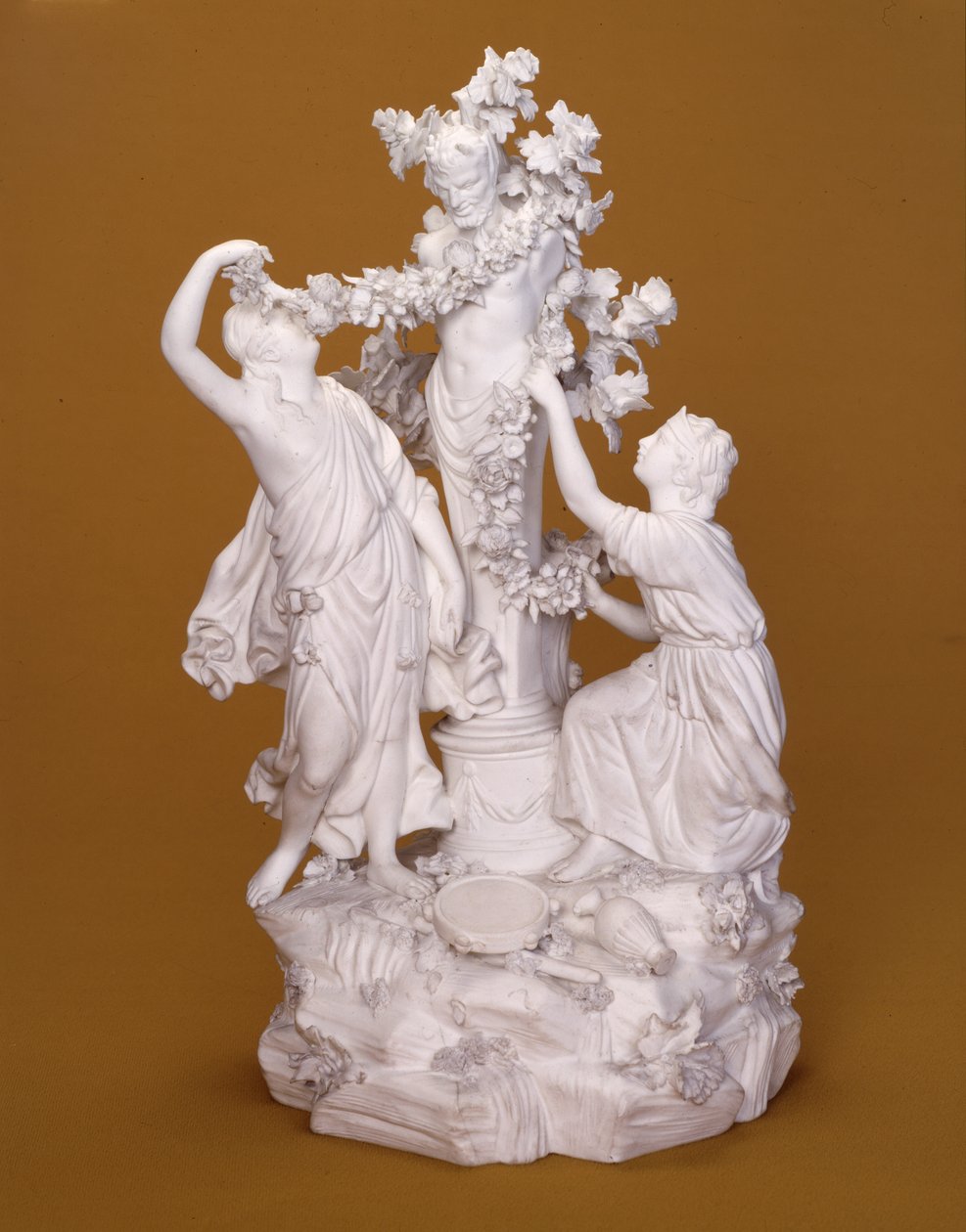 Grupa figur Dwie bachantki zdobiące patelnię, Derby, ok. 1780 (porcelana) autorstwa Pierre Stephan