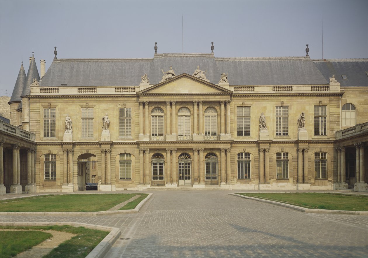 Fasada Hotelu de Soubise, wybudowana 1705-09 autorstwa Pierre Alexis Delamair