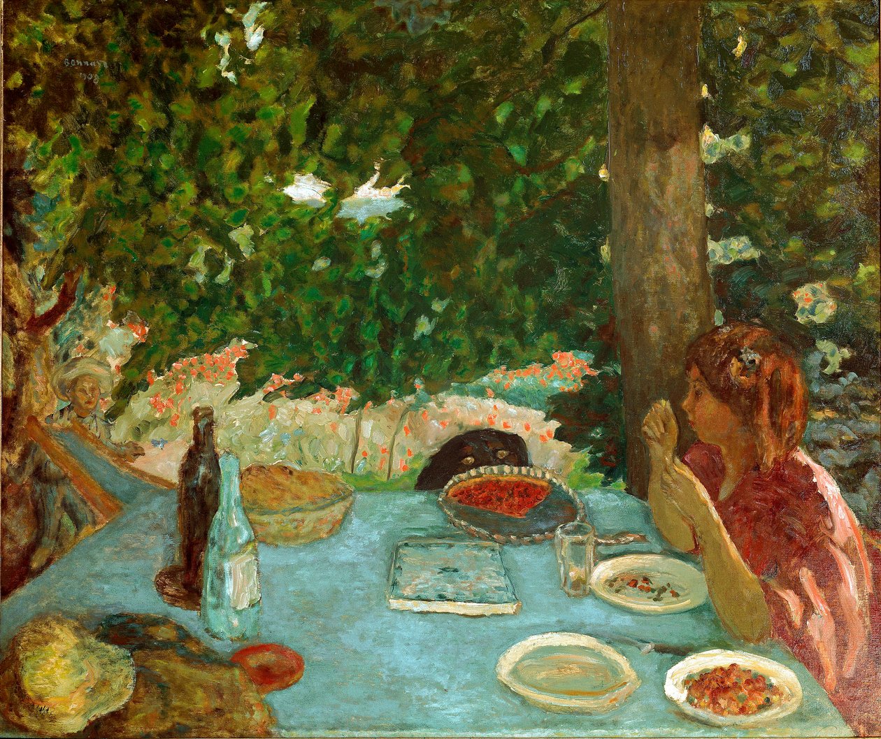 The cherry pie Młoda kobieta siedzi ma stół w ogrodzie. Obraz Pierre